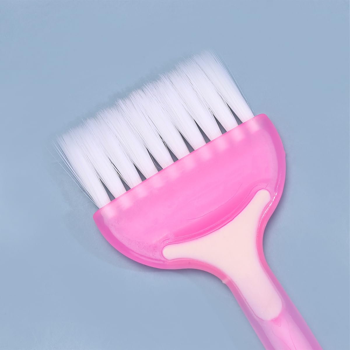 Close up of soft bristles on Lurrose hair dye applicator