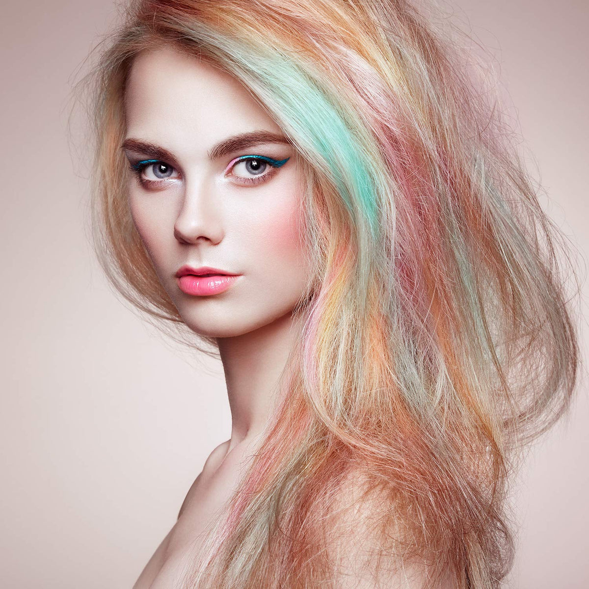 Model wearing Willbond hair dyeing cap with pulled strands