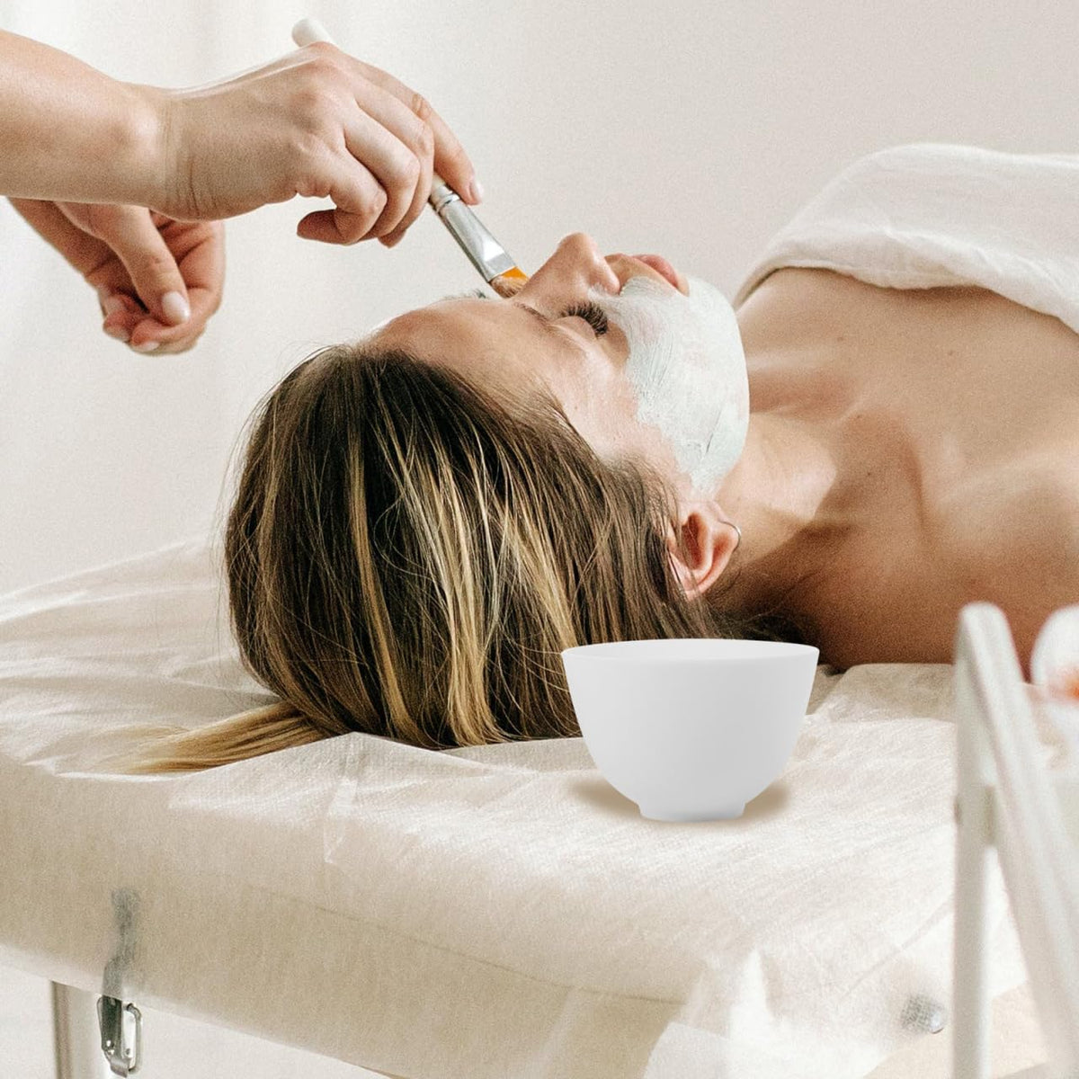 COHEALI flexible spa equipment showcasing the stable bottom design of the facial mask mixing bowls.