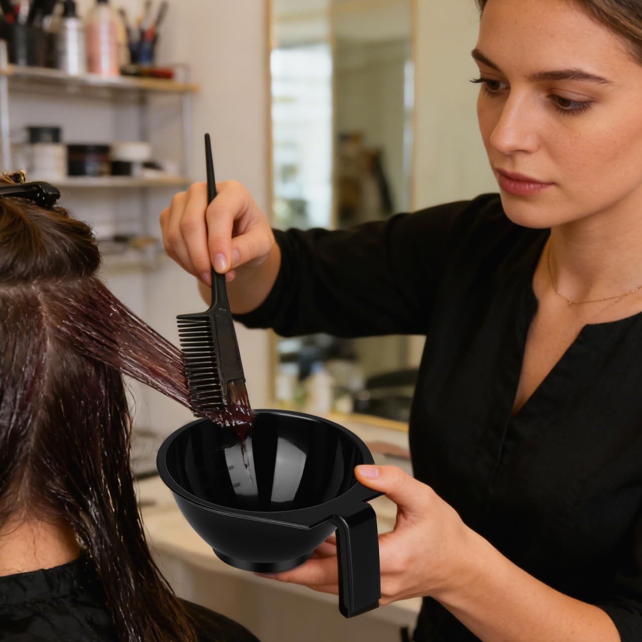 Ergonomic handle detail on the FOMIYES hair dye bowl for secure grip
