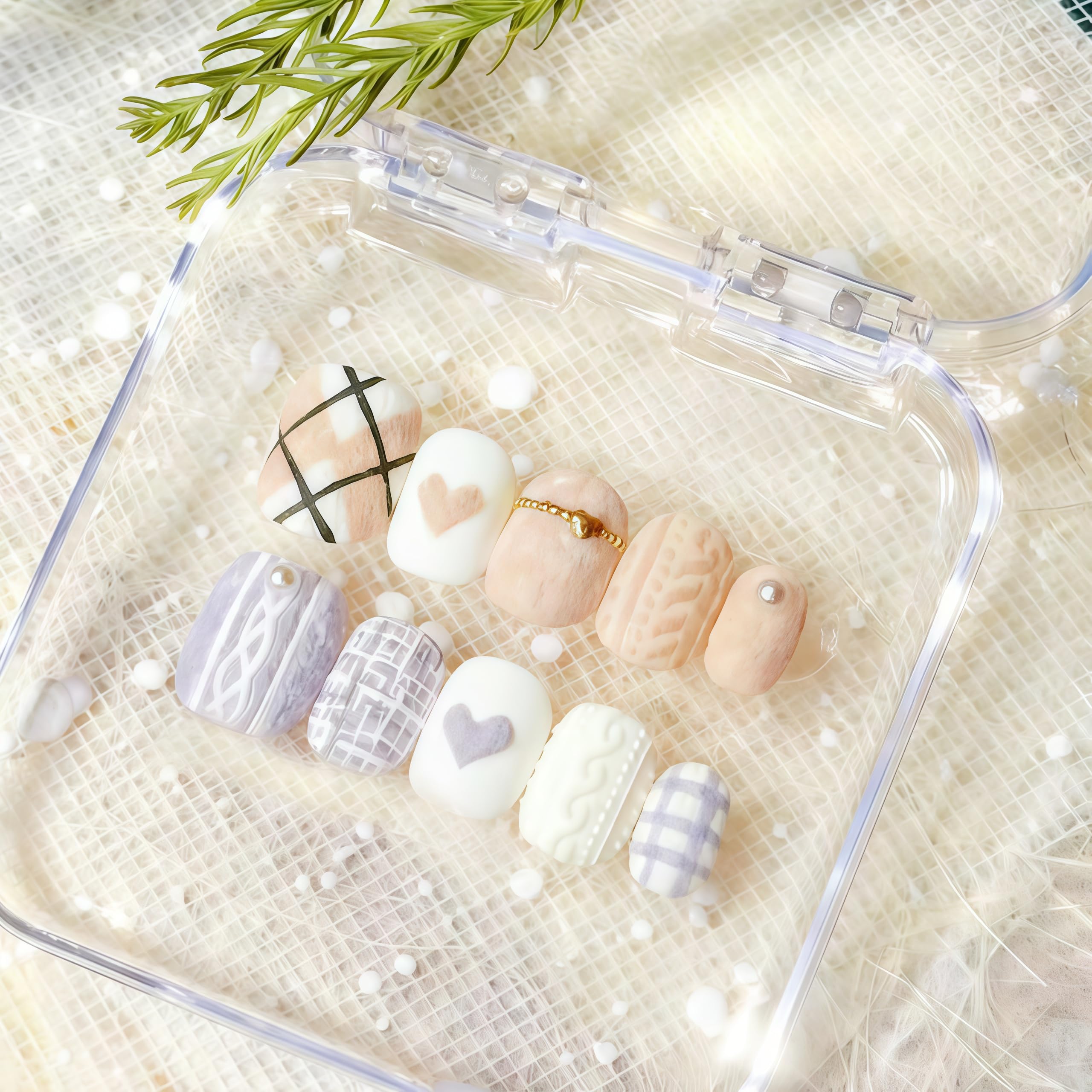 Gehaiwo professional nail art mold being cured under a portable UV LED manicure lamp.