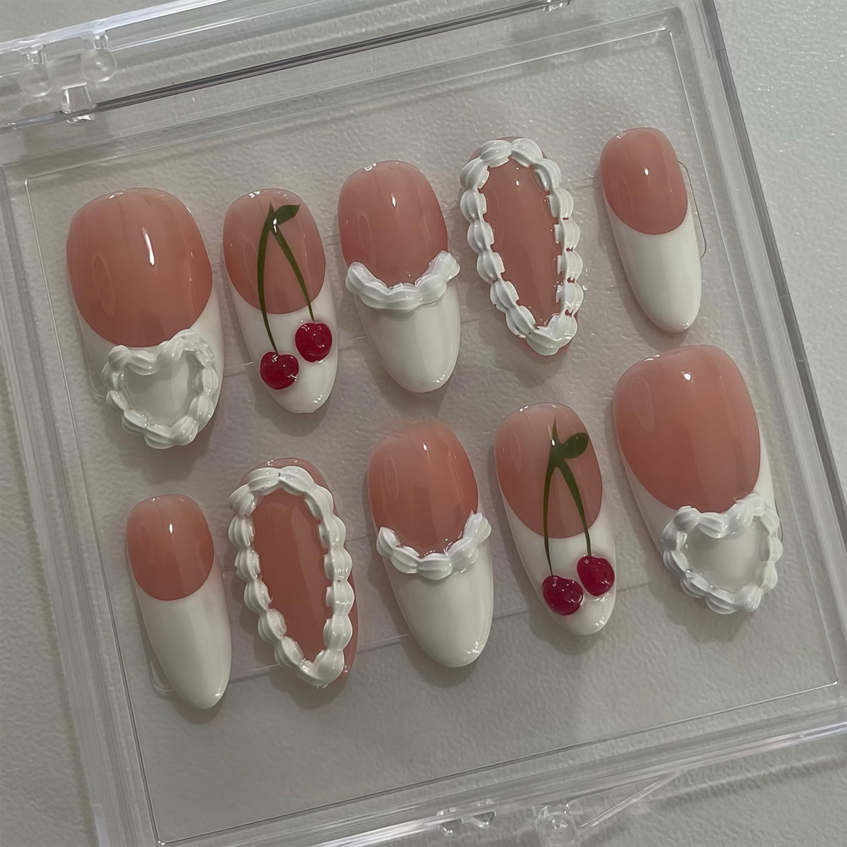 Gehaiwo imported beauty tool demonstrating the lightweight reusable design for multi session DIY crafting.