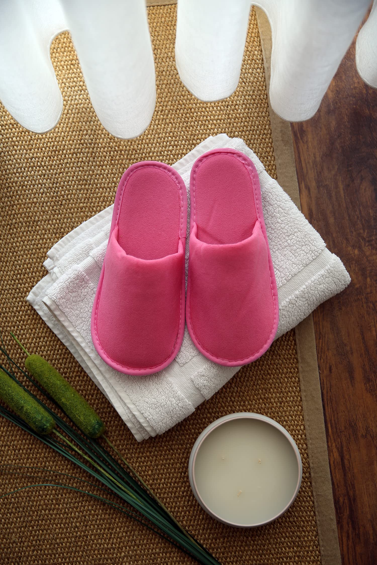 Close up of CHOCHILI closed toe indoor slippers showing the non slip textured sole