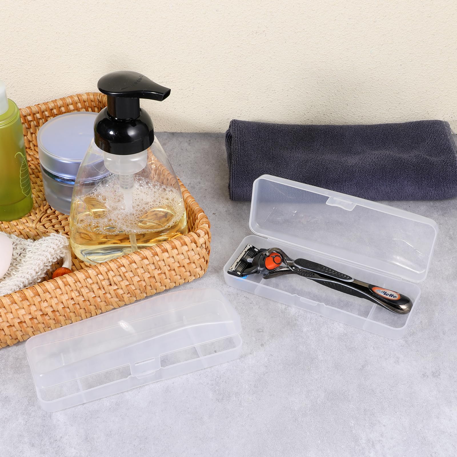 Universal manual razor protector with secure snap-on lid closed