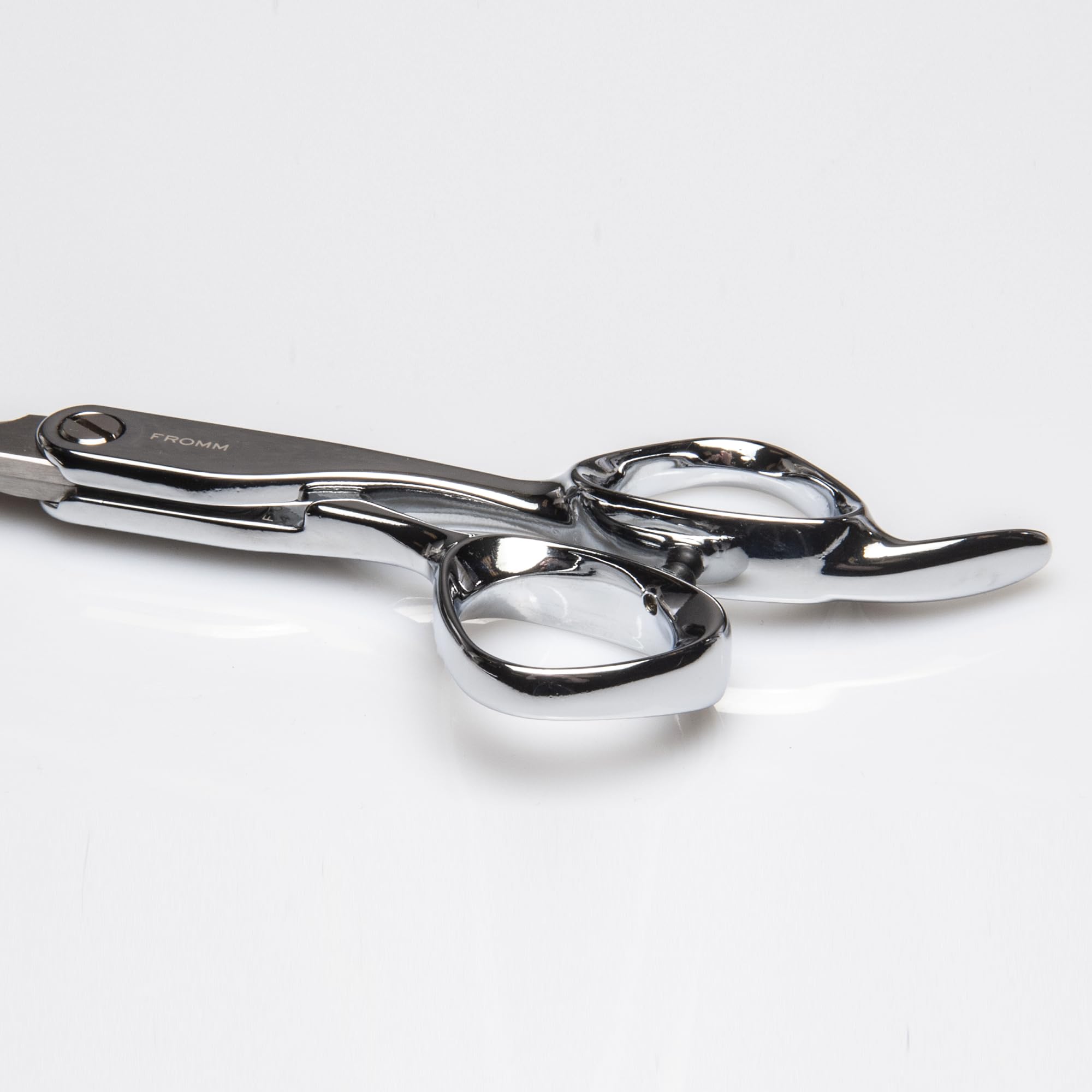 Ergonomic semi offset handle design of Fromm Explore professional salon shears