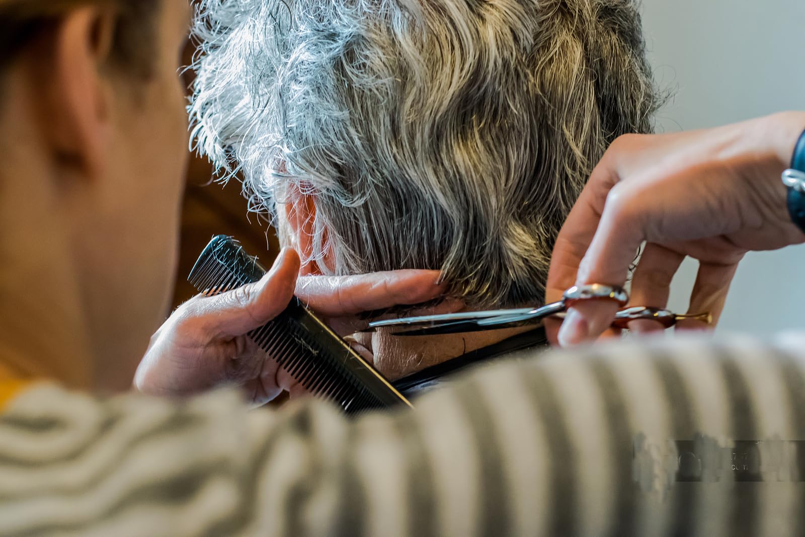 Wenshall texturizing thinning scissors displaying the twenty seven sharp teeth design for salon quality hair blending and layering.