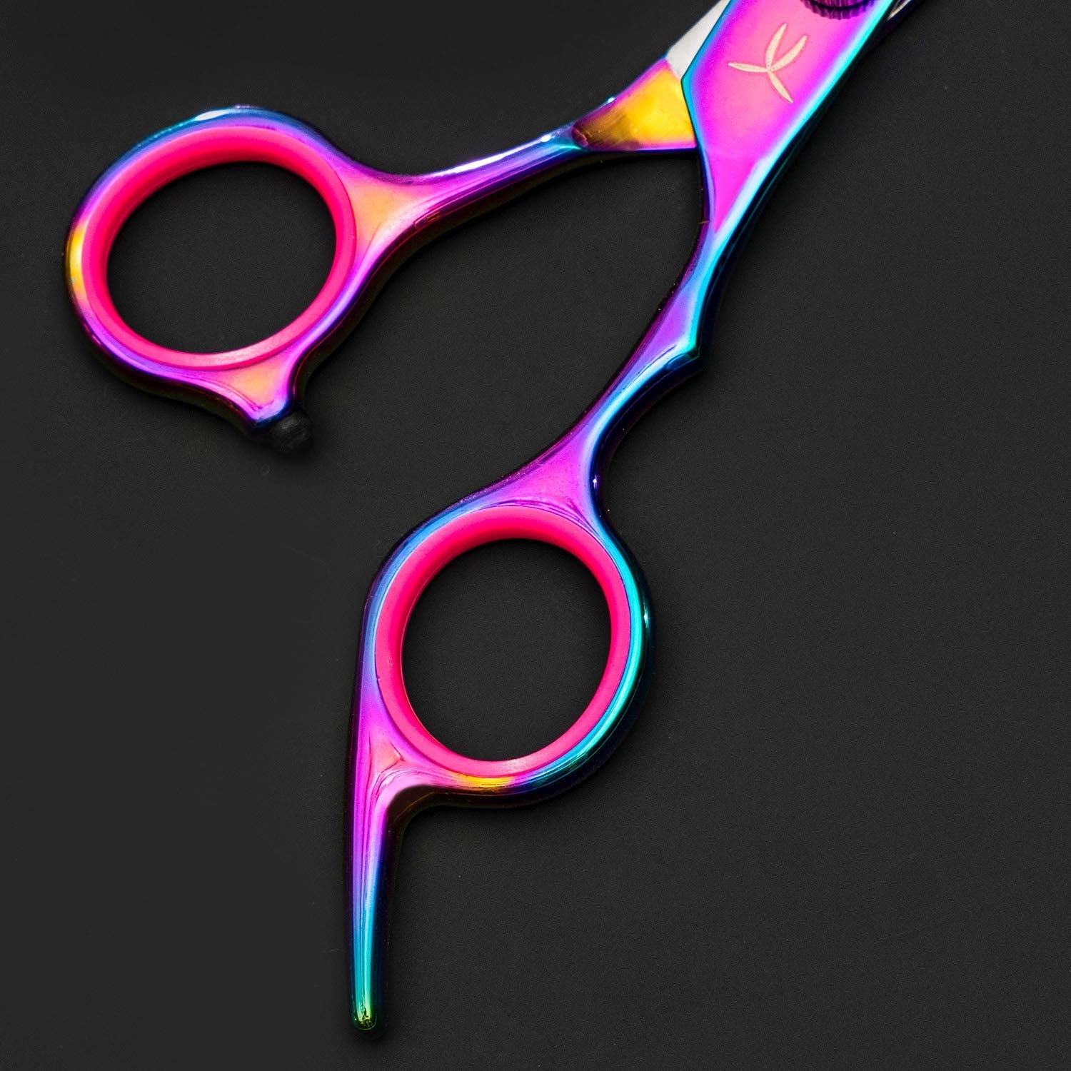Adjustable tension screw mechanism on the FARRAY salon scissors close up.
