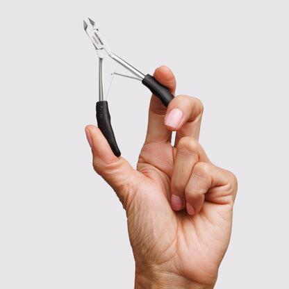 Precision aligned tips of Tweezerman great grip nipper designed for clean hangnail removal without tearing