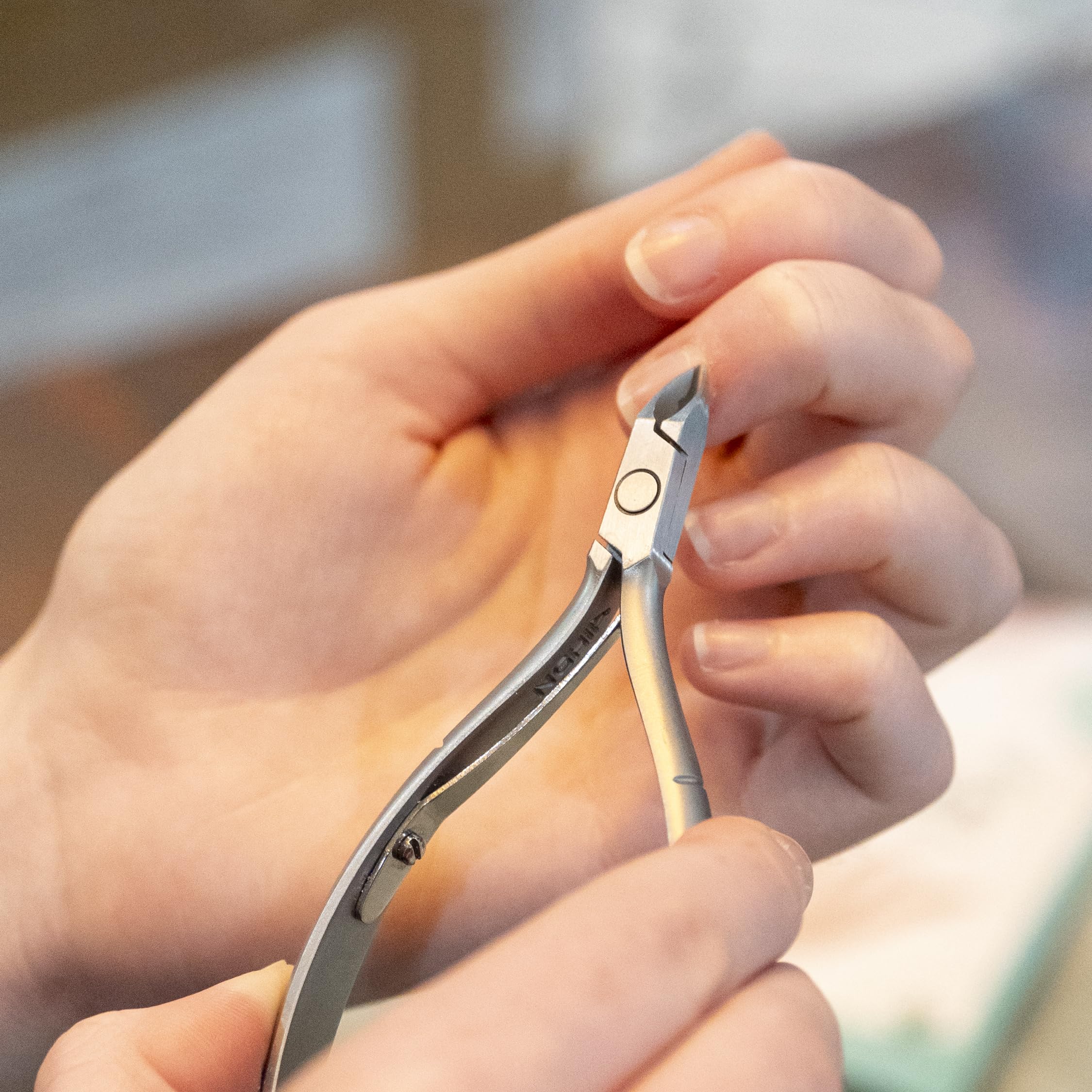 Nghia cuticle nipper with protective cap