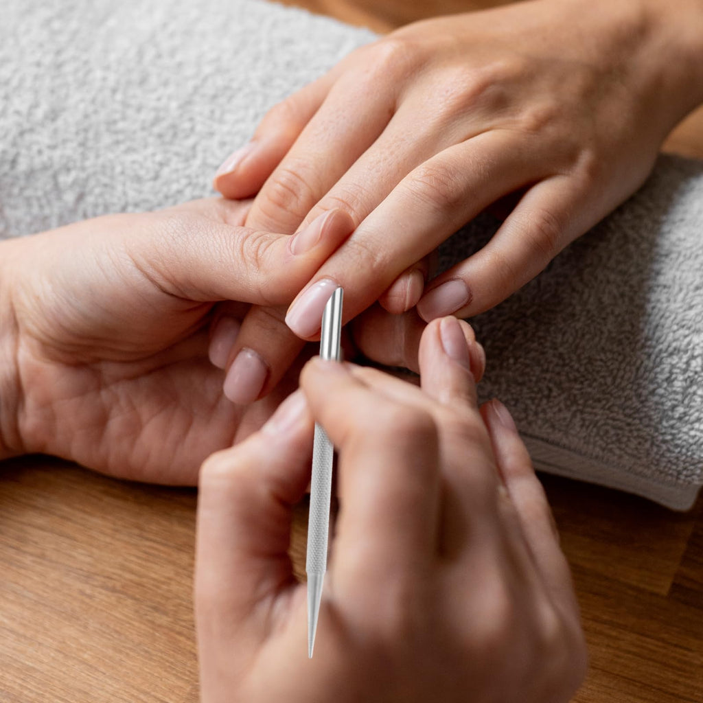 Using dual ended metal tool for gel nail polish removal