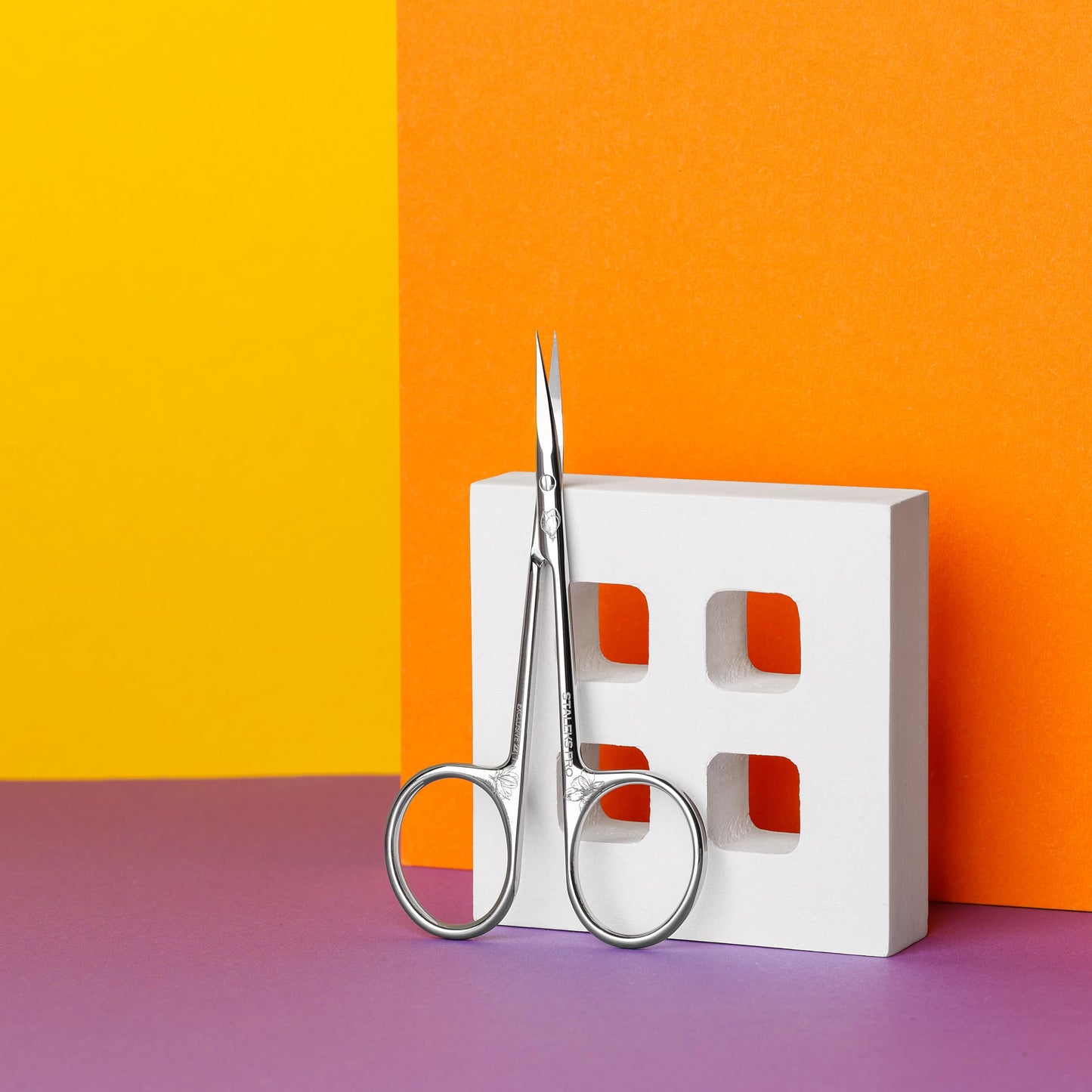 Close up view of Staleks Exclusive 22 Type 1 premium stainless steel manually sharpened curved blades.