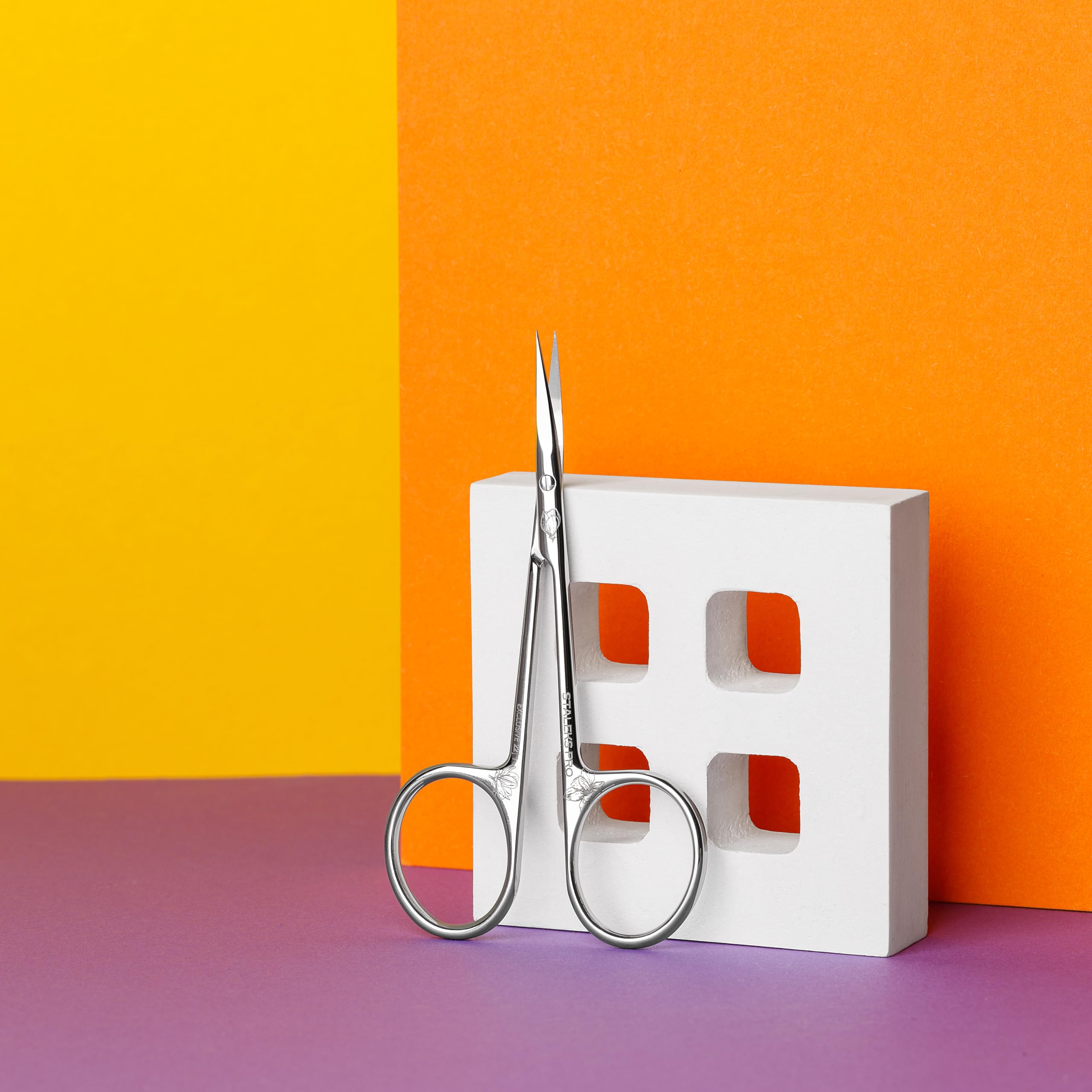 Close up view of Staleks Exclusive 22 Type 1 premium stainless steel manually sharpened curved blades.