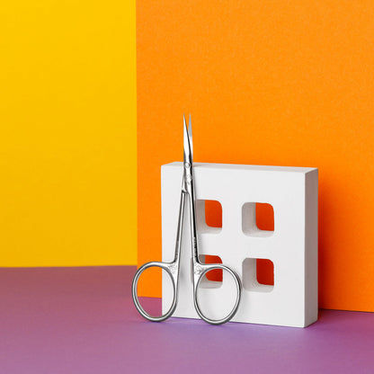 Close up view of Staleks Exclusive 22 Type 1 premium stainless steel manually sharpened curved blades.