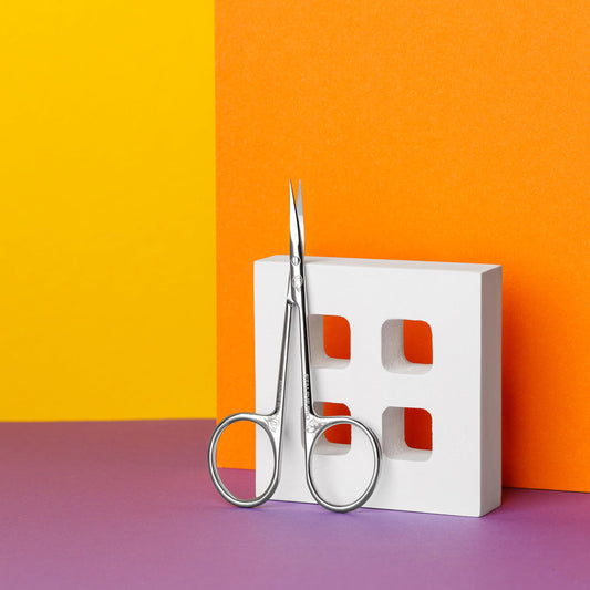 Close up view of Staleks Exclusive 22 Type 1 premium stainless steel manually sharpened curved blades.
