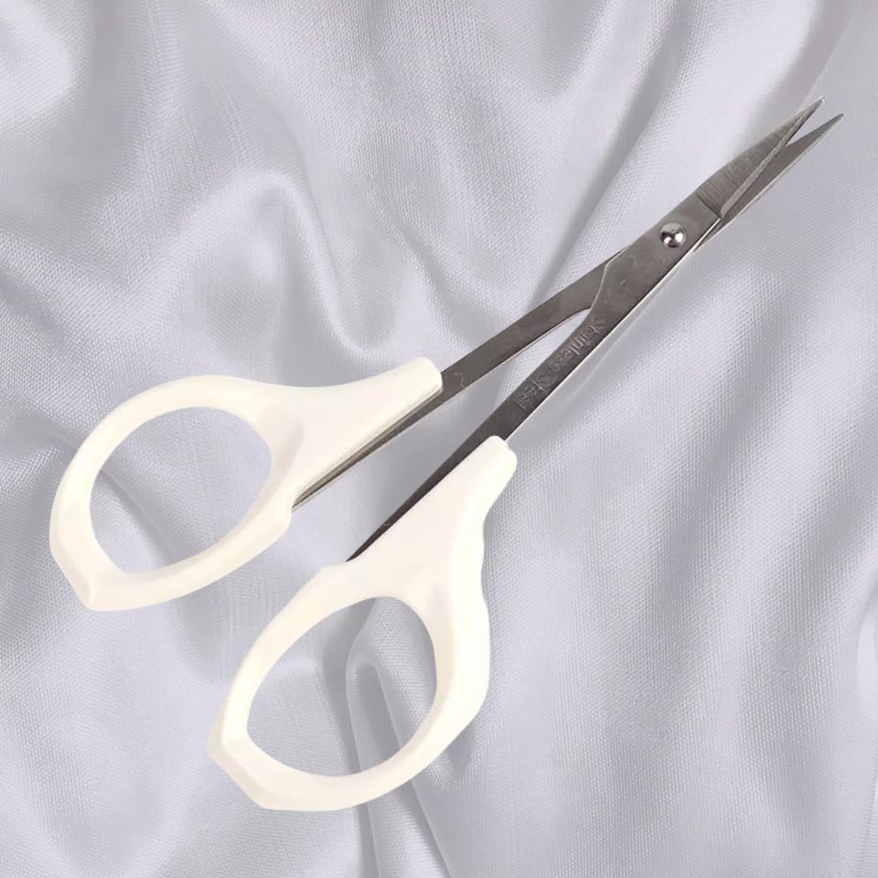 EMILYSTORES professional grade brow trimmer close up view of the sharp straight cutting edge.