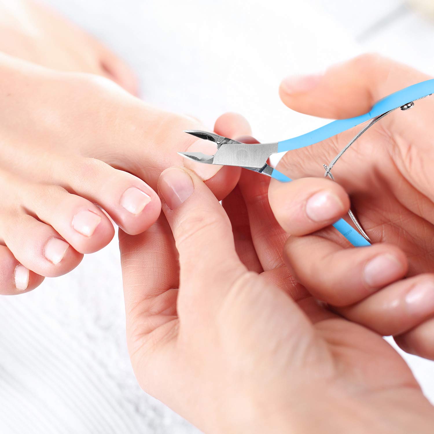 Ergonomic non slip blue handle design of Mudder nail care tool