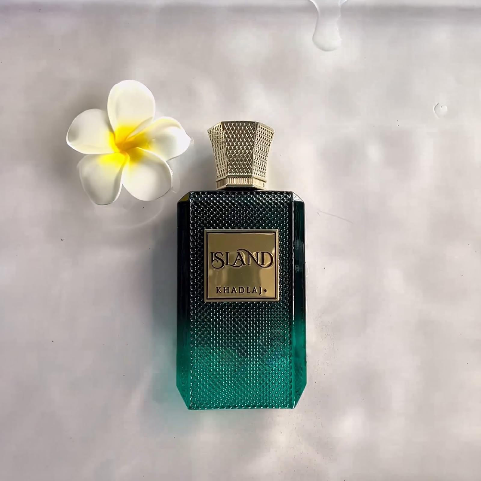 Khadlaj Island unisex spray featuring elegant gold cap detailing