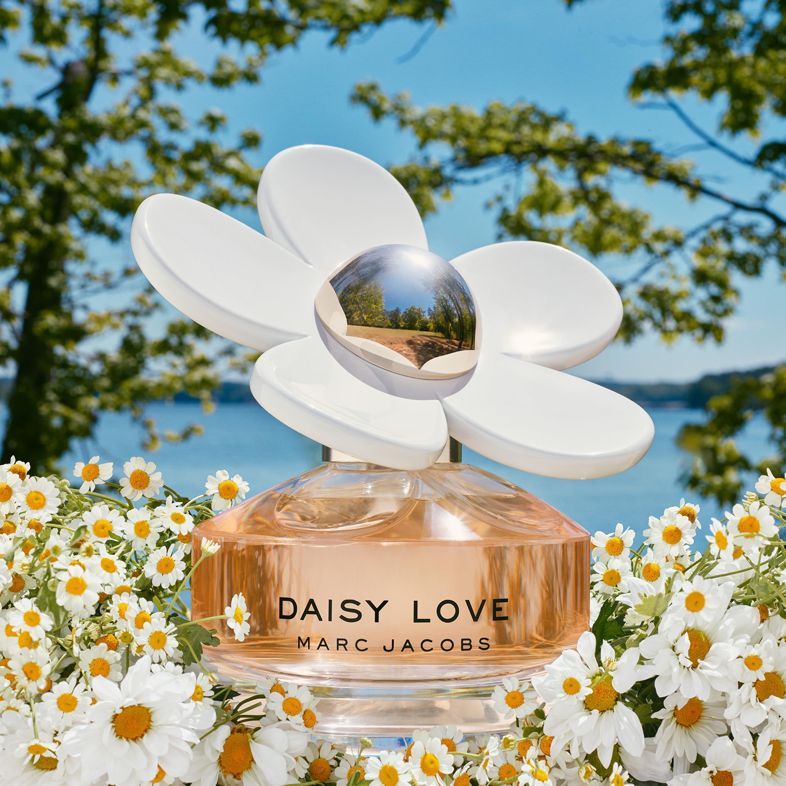 Marc Jacobs Daisy Love spray pen for women lifestyle shot
