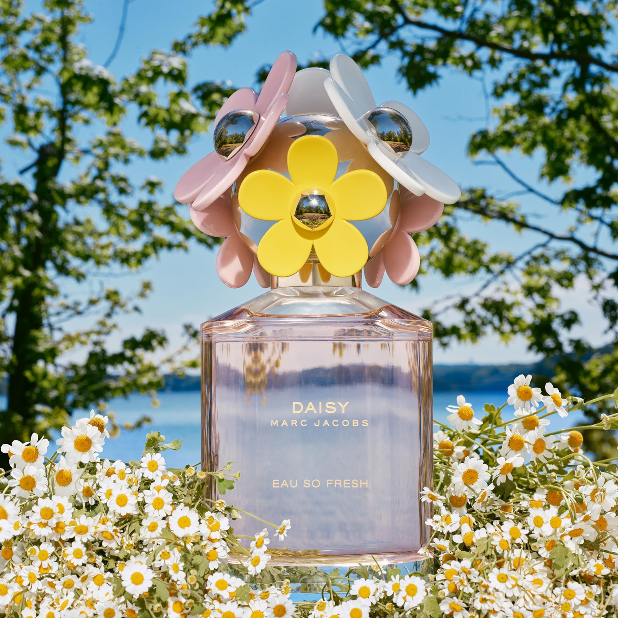 Marc Jacobs Daisy Eau So Fresh side profile of glass bottle