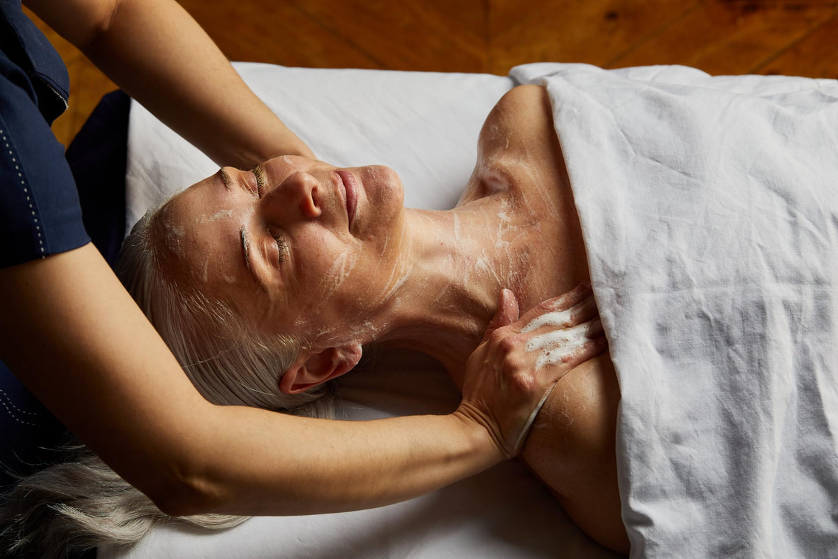 Aromatherapy Associates Deep Relax Bath And Shower Oil cap detail