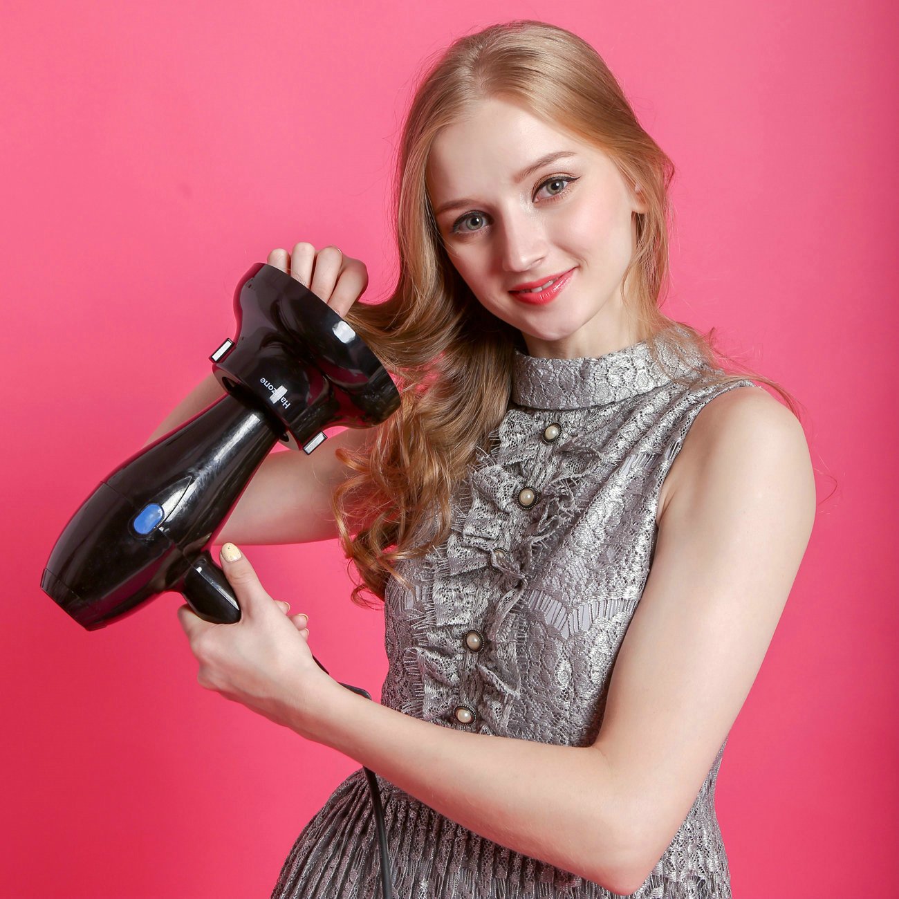Demonstration of the retractable mechanism expanding to adapt to blow dryer nozzles from 1.7 to 2.6 inches