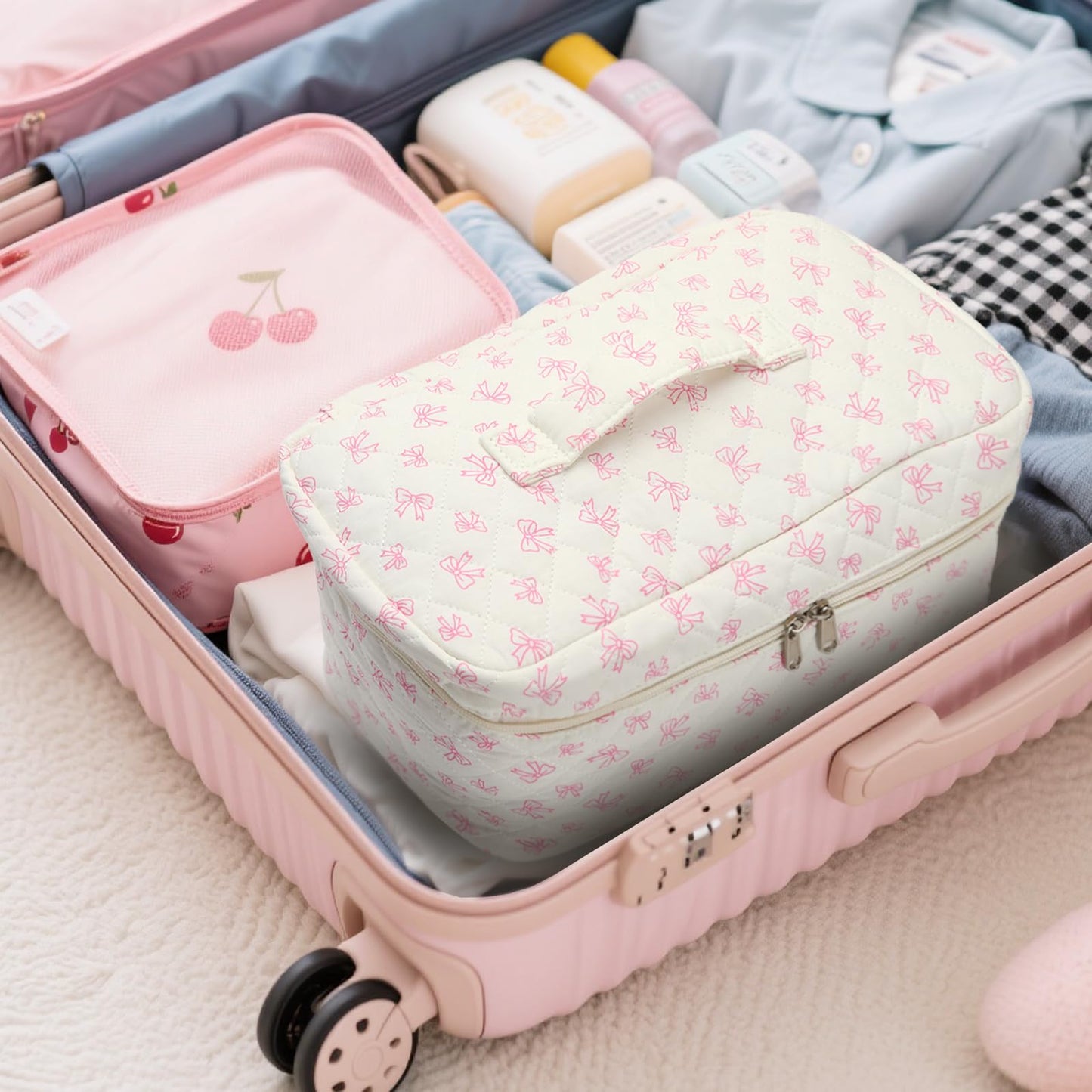 Close-up of the thick three-layer shockproof padding material on the portable beauty travel pouch