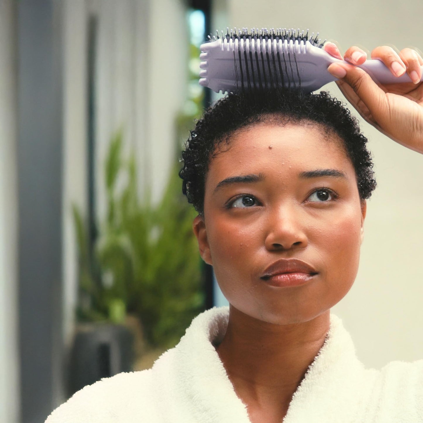 Bounce Curl Volume EdgeLift Brush demonstrating curl clumping