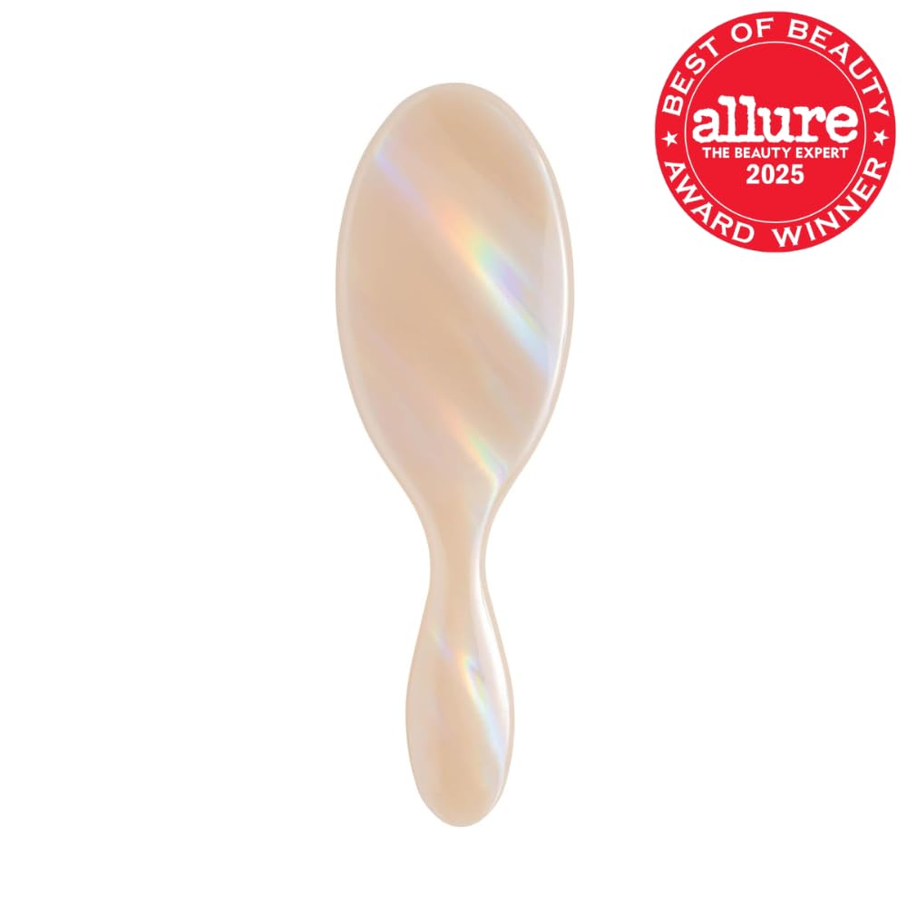 Close up of Wet Brush IntelliFlex bristles in Cream Iridescence