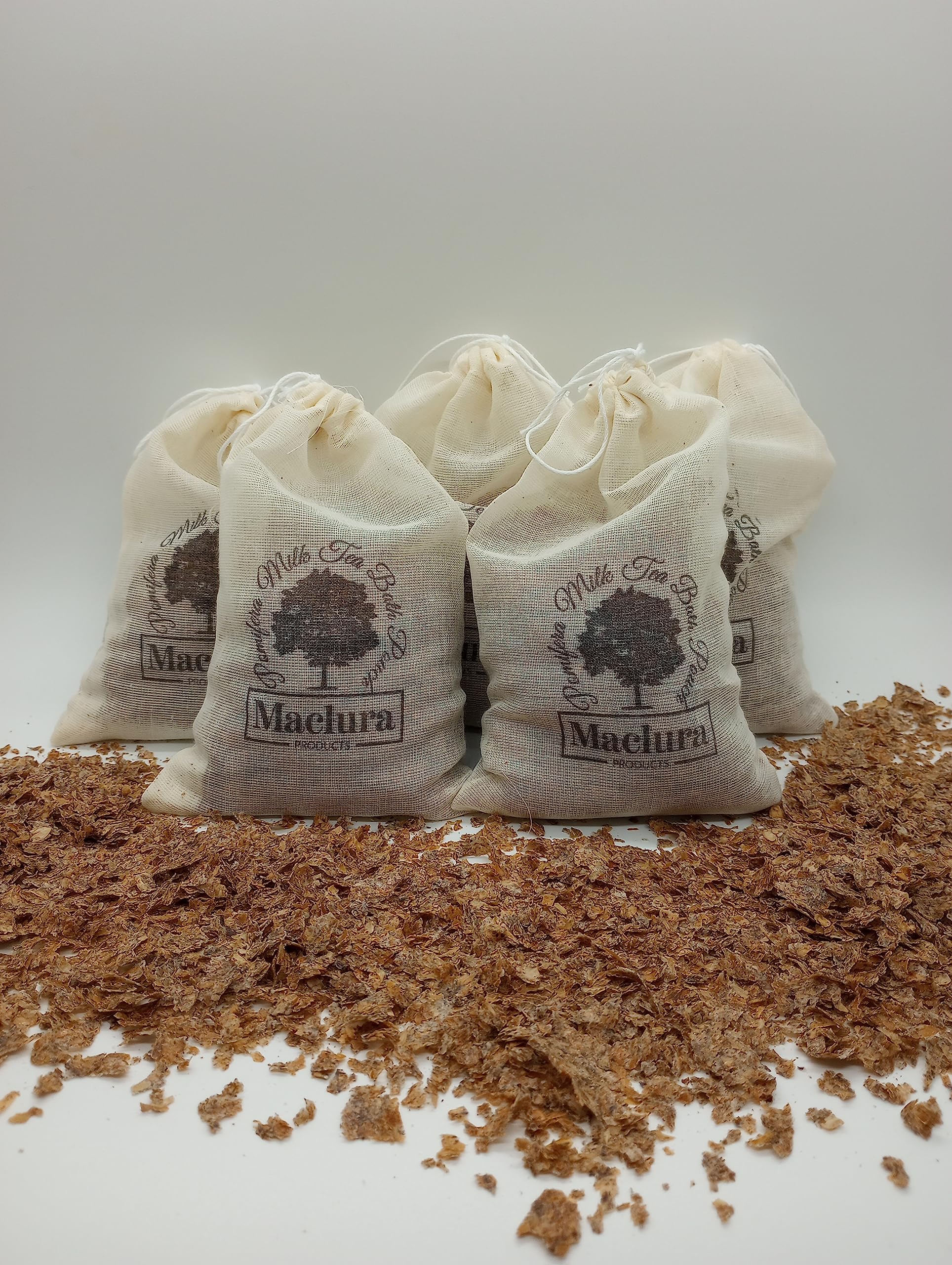 Pomifera bath tea bag releasing botanical oils in water