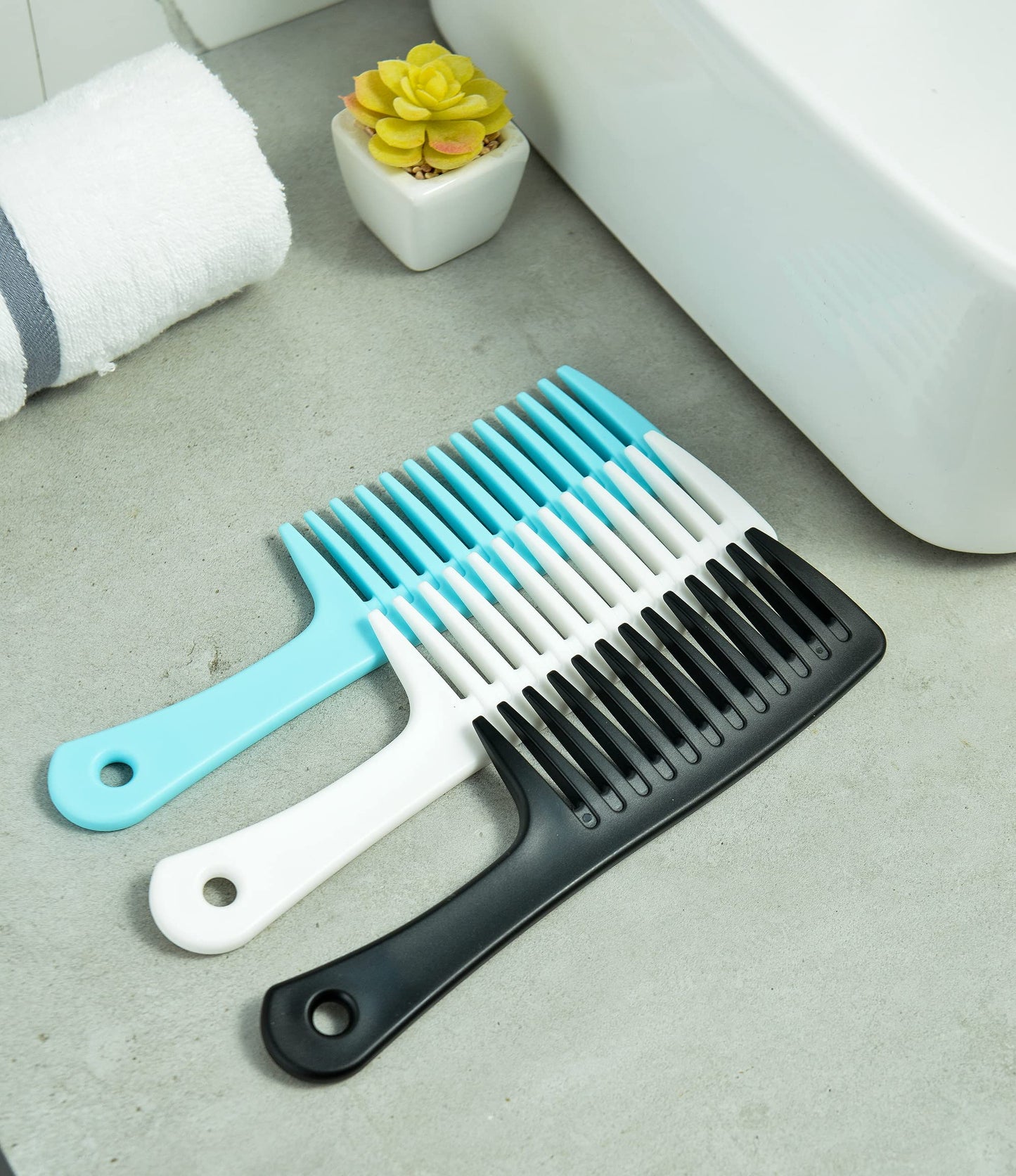 Gaonswoe professional hair styling comb close up