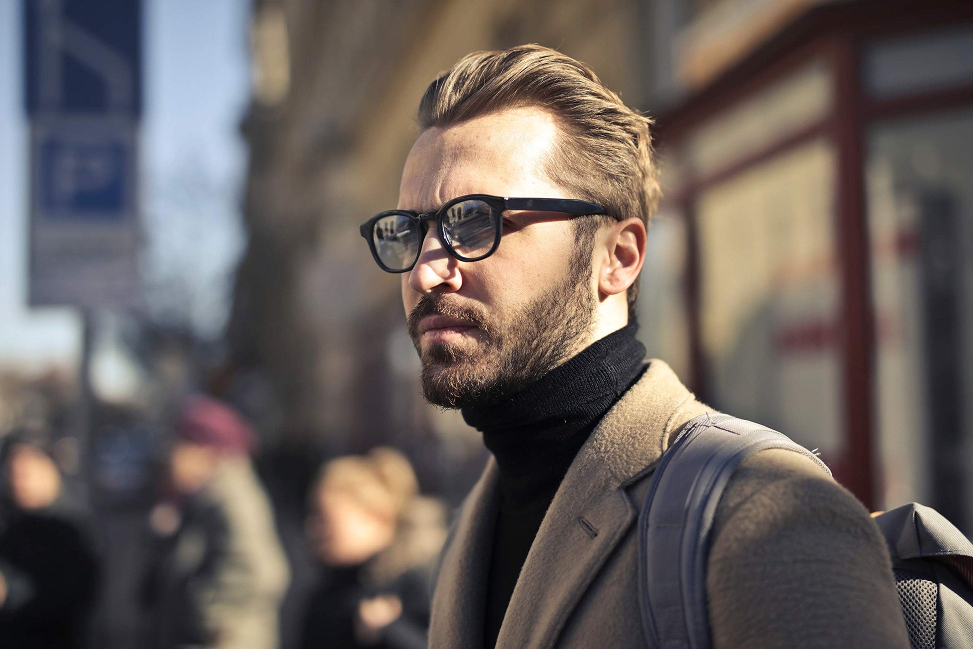 Textured look of the men's styling clay paste being swatched to demonstrate its zero shine consistency.