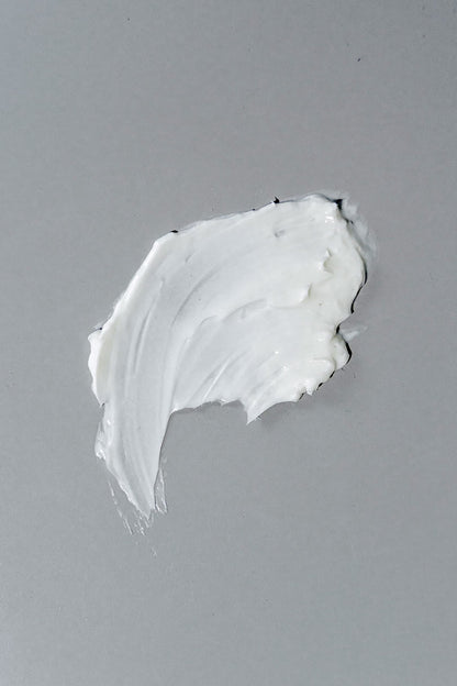 Lightweight no hold hair cream for dry fluffy and frizzy hair textures