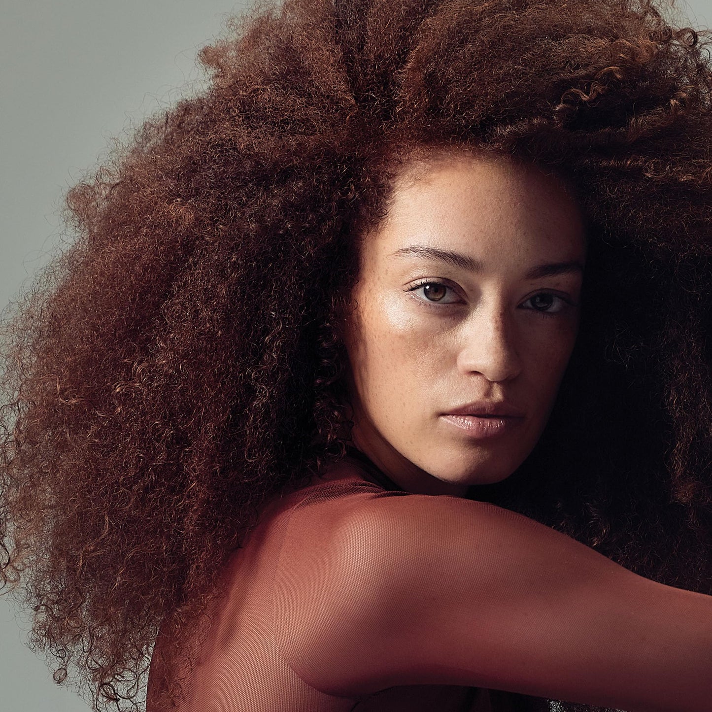 Lightweight moisturizing mousse formula for curly and coily hair textures