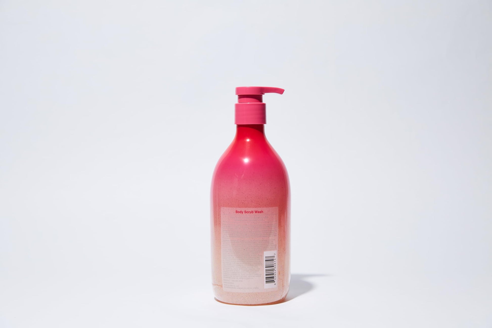 Close up of the 21.1 ounce Himalaya Pinksalt exfoliating scrub bottle.