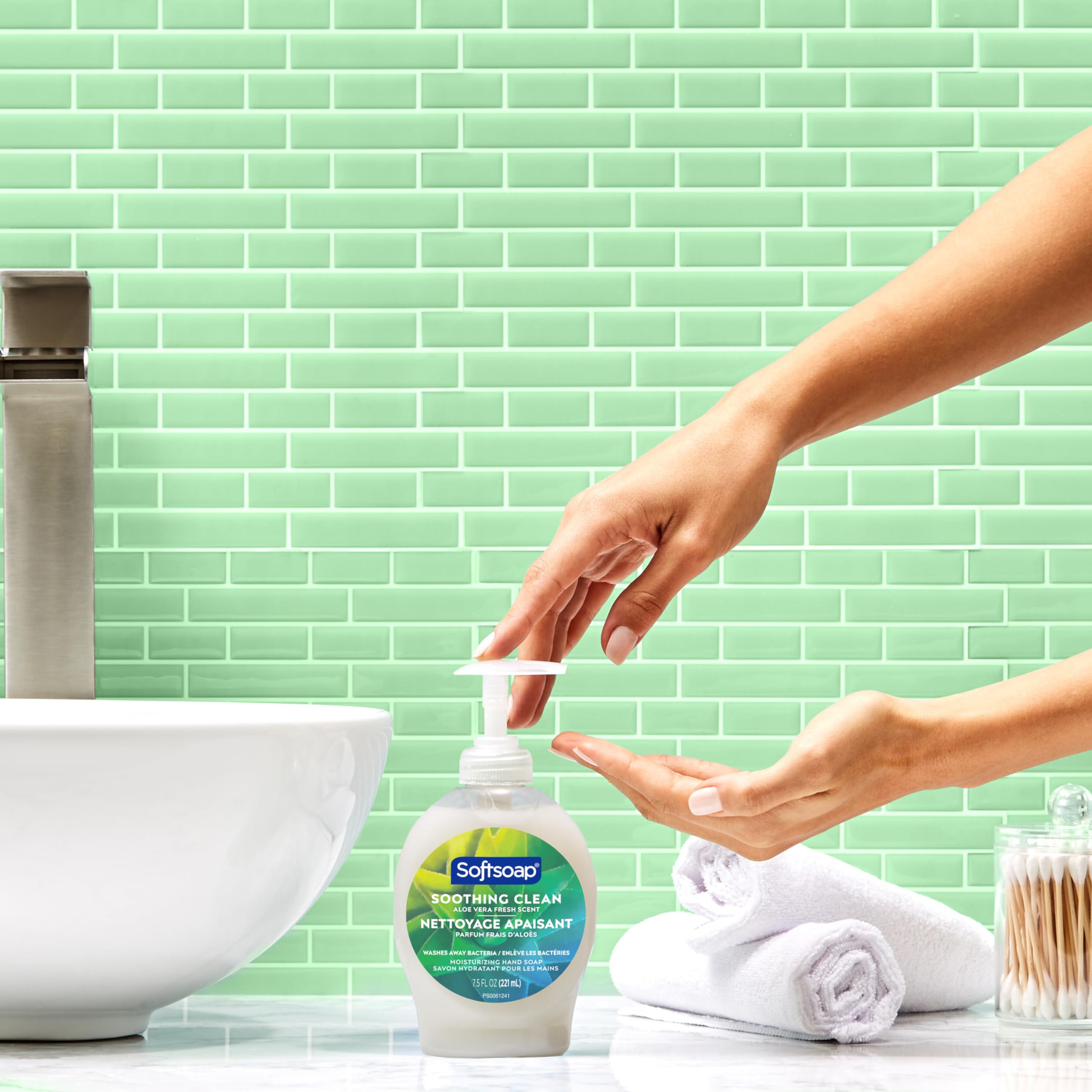 Softsoap aloe vera moisturizing hand wash 7.5 fluid ounce pump bottle close up