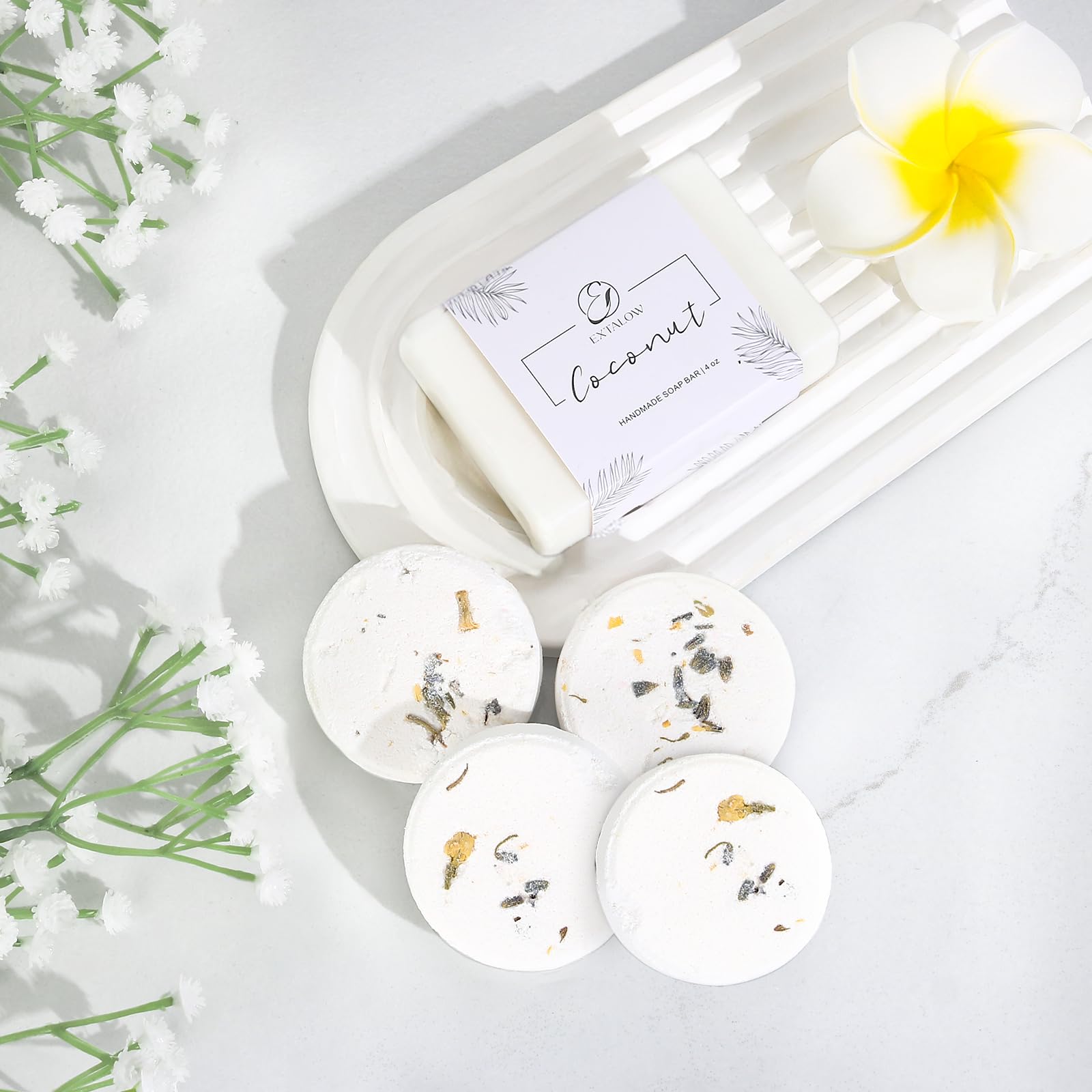 Flower shaped candle for relaxation and ambiance