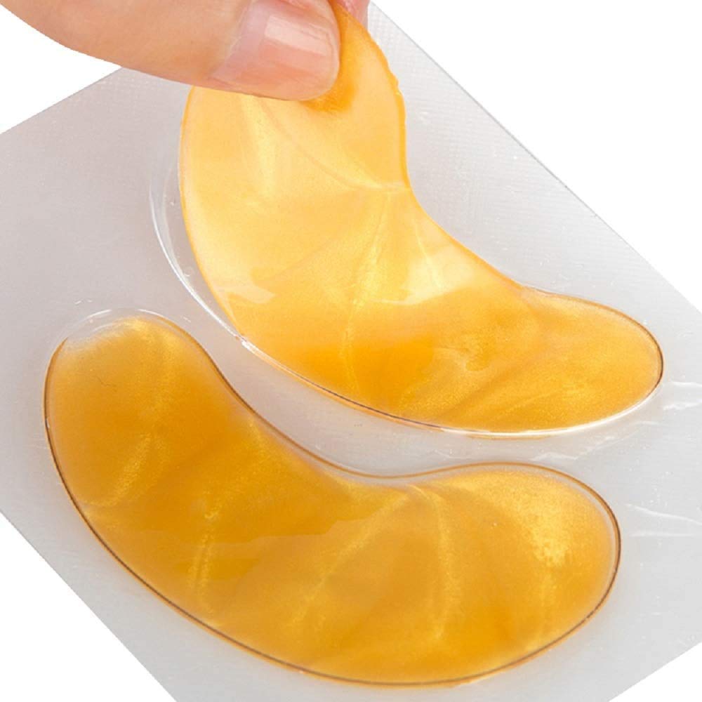 Applying Theshiry collagen eye mask under eye