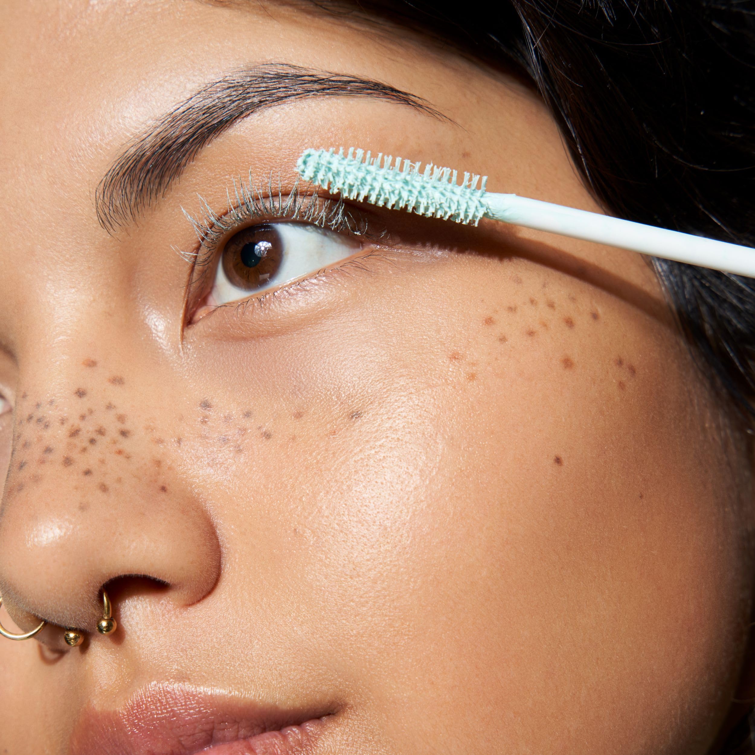 Essence Lash Princess volume boosting lash primer close up brush applicator