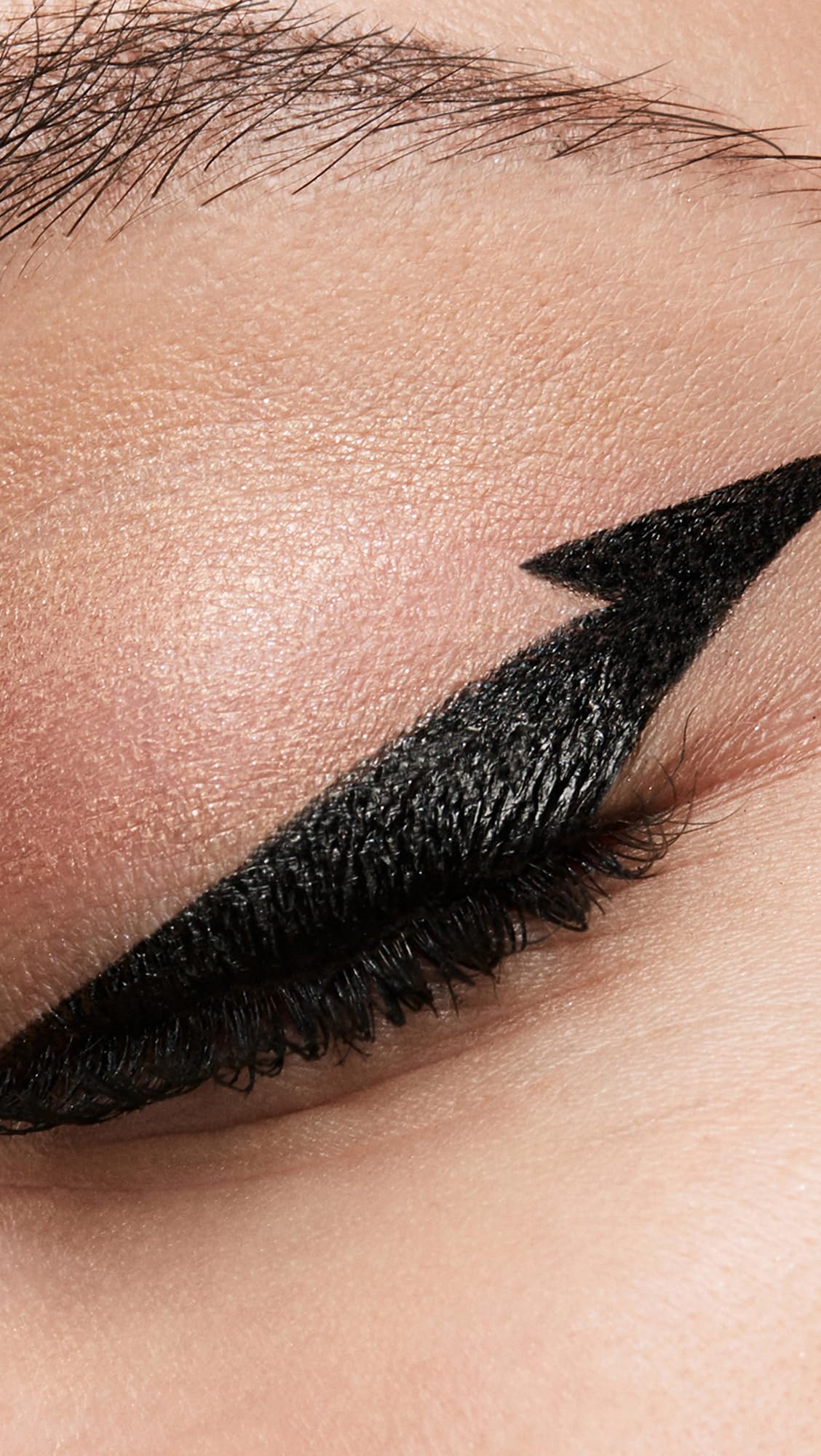 Application demonstration of Stila Stay All Day liquid liner on eyelid