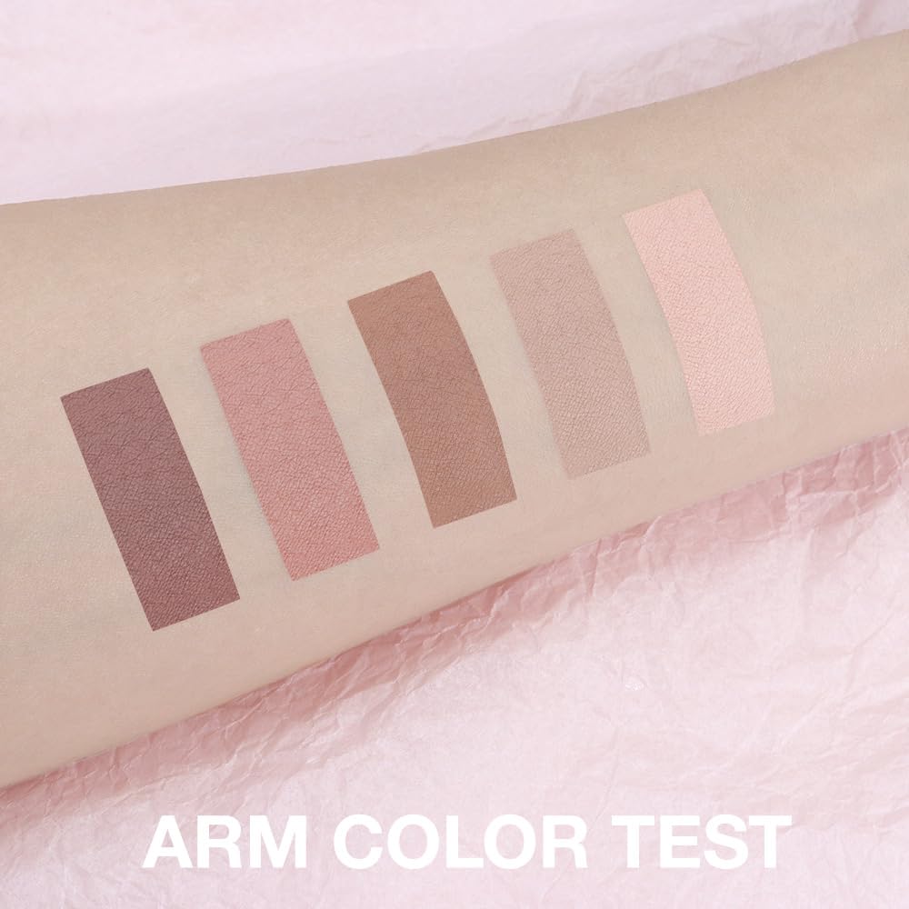 Model wearing natural makeup look with Yamobi Hxssll palette