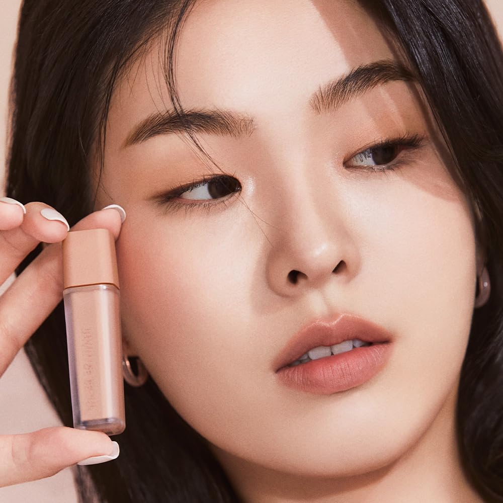 Long-lasting crease-free eye makeup base showing the doe-foot applicator.