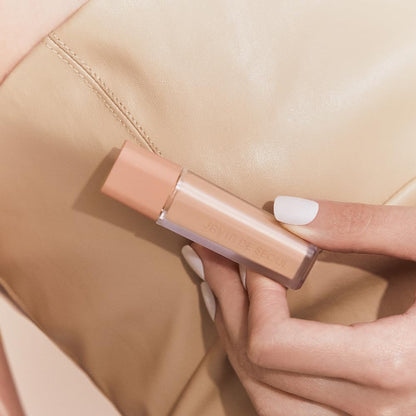 Lightweight liquid eye base for smooth eyeshadow application.