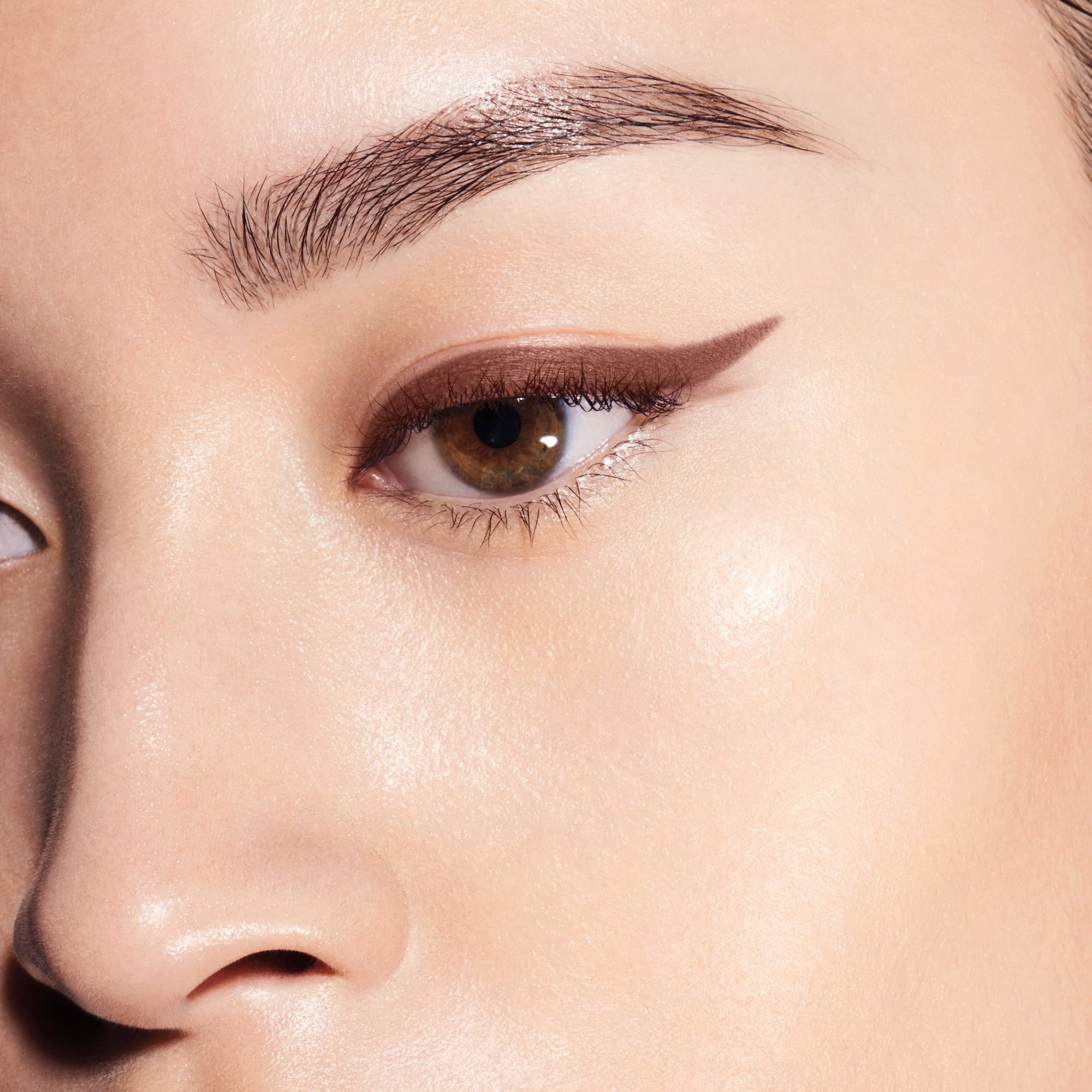 Shiseido eye pencil demonstrating usage as eyeliner