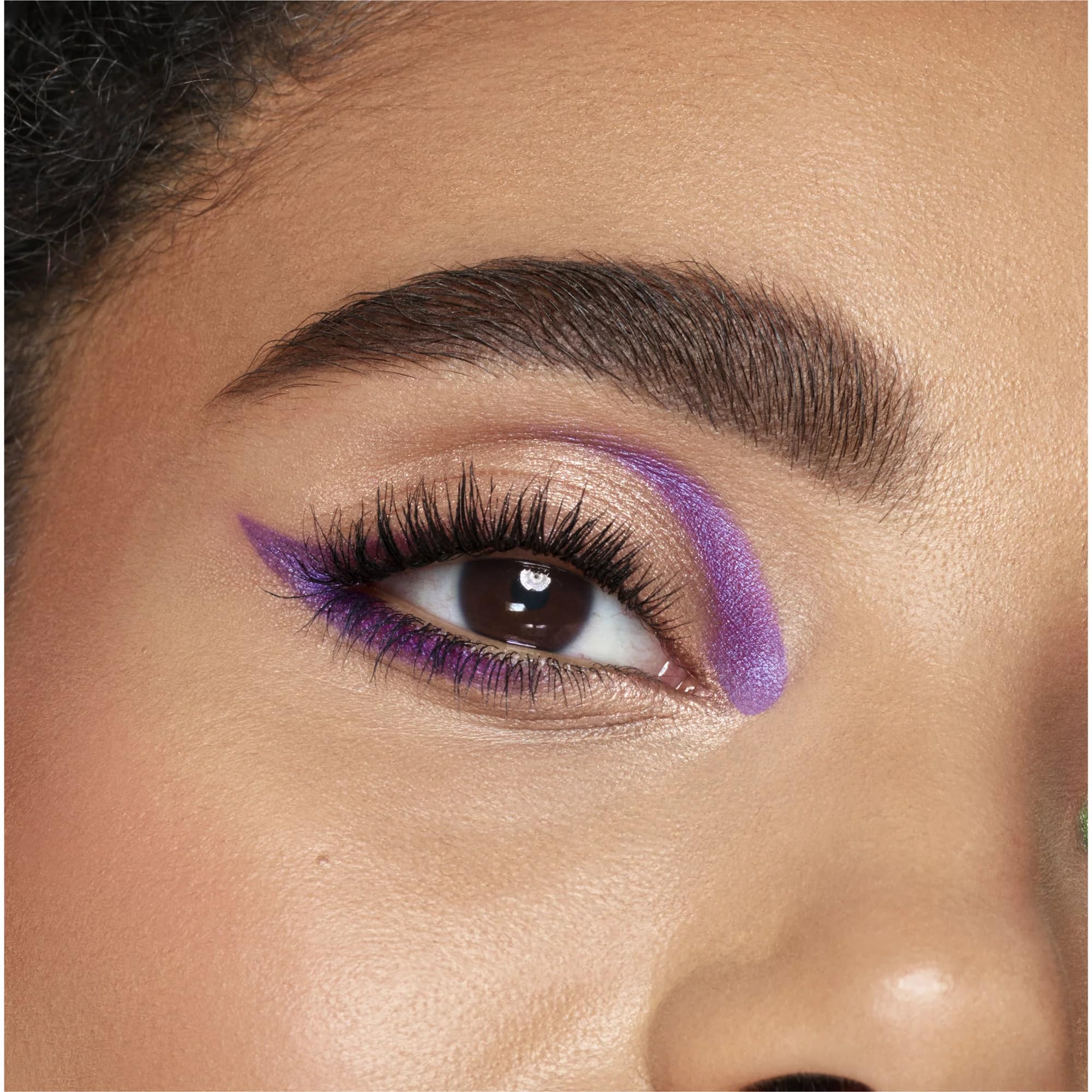 Covergirl Lash Blast Fusion lengthening and volumizing mascara close up product shot