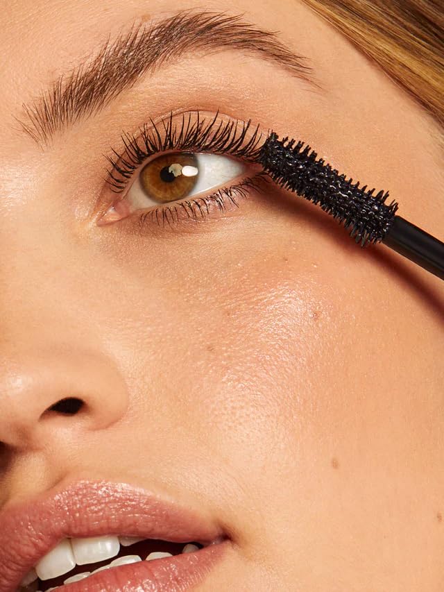 Close up of the violin-shaped wand bristles designed for clean lash separation