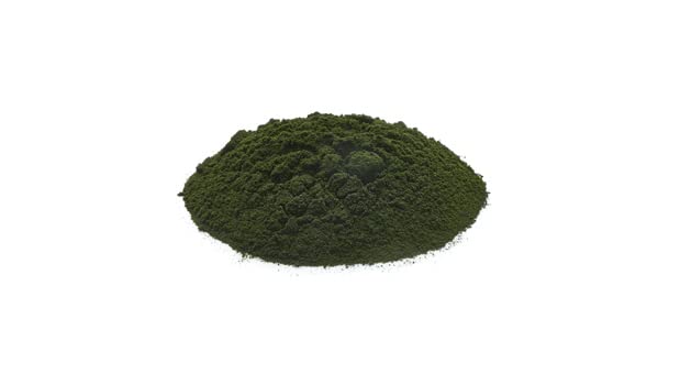 Glass of green smoothie with Yupik Chlorella powder