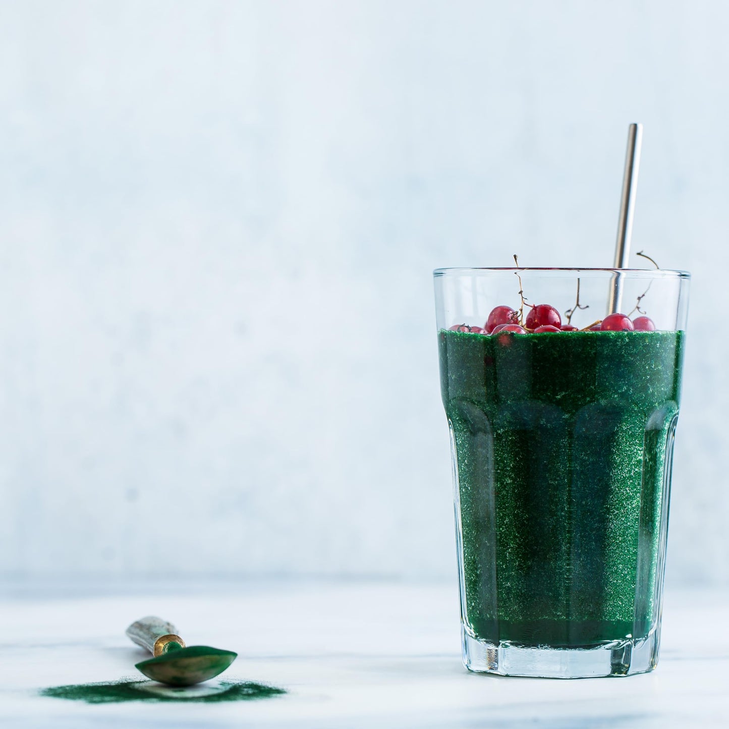 Yupik Chlorella powder scoop showing fine consistency