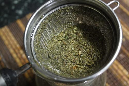 Authentic Neotea Kalmegh herbal powder container highlighting immune support features.