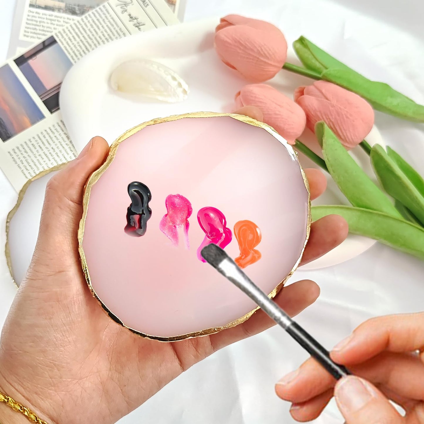 Using resin palette for mixing gel nail polish colors