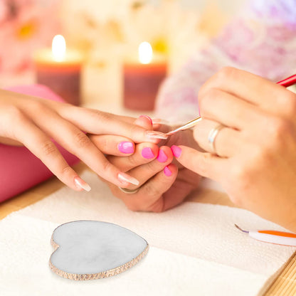Person mixing gel polish on Sibba resin palette